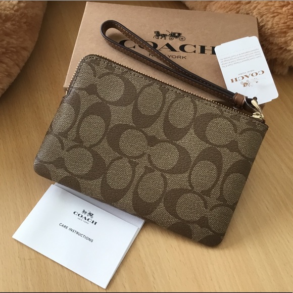 🌸Coach Signature Leather Wristlet NWT. - Picture 3 of 5